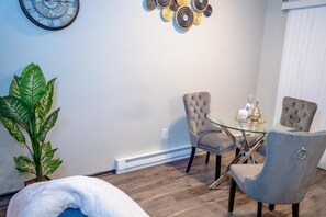 Dining - The Charm & Soft 2-bedroom apartment in Huber Heights - Dayton. (Huber Heights)