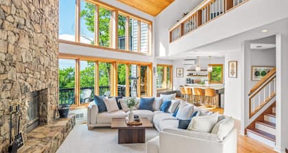 Wildbriar Lodge • Luxe 6BR, 6,000 SqFt w/ Theater, Karaoke, Sauna & Sunset Views