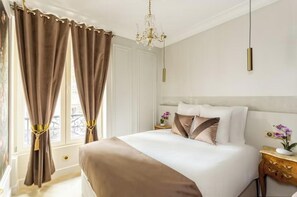 2 bedrooms, desk, iron/ironing board, free WiFi - JUST STEPS AWAY FROM ICONIC LANDMARKS @  PLACE VENDÔME & LOUVRE AT RUE AUX OURS (Paris)