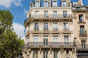 Exterior - JUST STEPS AWAY FROM ICONIC LANDMARKS @  PLACE VENDÔME & LOUVRE AT RUE AUX OURS (Paris)