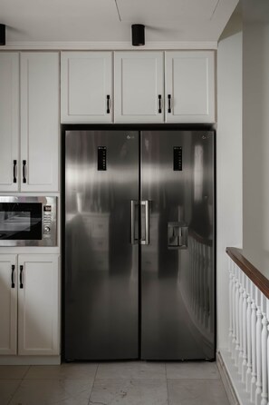 Ein Edelstahl-Kühlschrank mit zwei Türen, einem digitalen Display, einem integrierten Eisbereiter und einem Wasserspender.