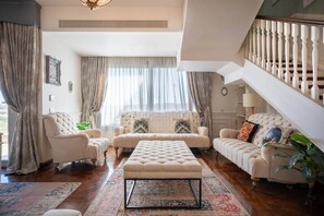 TV - The White Pent - Palm Hills I Nesty Hospitality (New Cairo City)