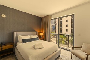 Iron/ironing board, WiFi, bed sheets - Sleek Studio - Balcony - Near FIFA Fan Fest (Miami)