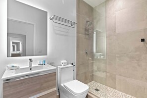 Shower, hair dryer, towels, shampoo - Sleek Studio • Balcony • Near FIFA Fan Fest (Miami)