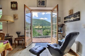 Living area - Holiday Home 'Notre Dame' with Mountain View, Private Terrace and Wi-Fi (Montbrun-les-Bains)
