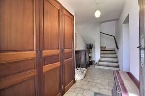 Interior - Holiday Home 'Notre Dame' with Mountain View, Private Terrace and Wi-Fi (Montbrun-les-Bains)