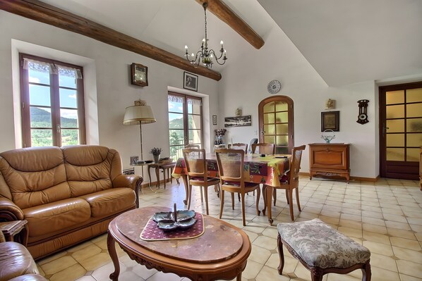 Interior - Holiday Home 'Notre Dame' with Mountain View, Private Terrace and Wi-Fi (Montbrun-les-Bains)