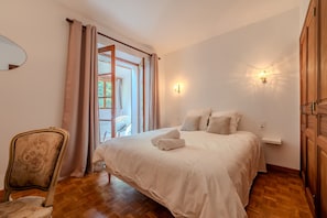 2 chambres, fer et planche à repasser, Wi-Fi, draps fournis