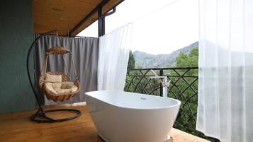 Luxury-Doppelzimmer, Balkon, Bergblick | Unterkunftsgelände