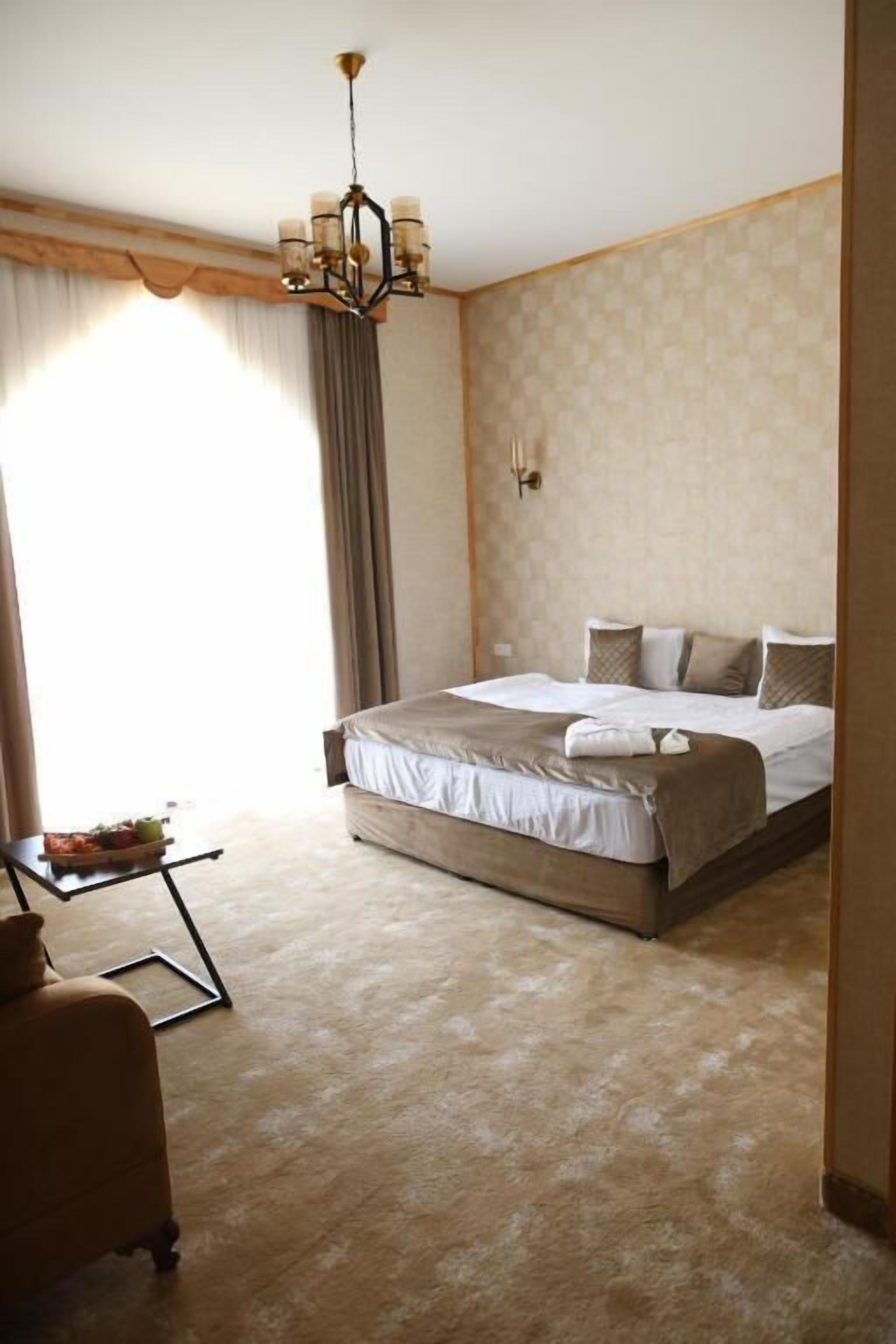 ラグジュアリー トリプルルーム バルコニー マウンテンビュー