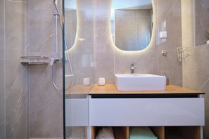Classic Apartment, Balcony, Beach View | Bathroom | Towels, toilet paper - Ray Holiday Apartment (Okrug Gornji)