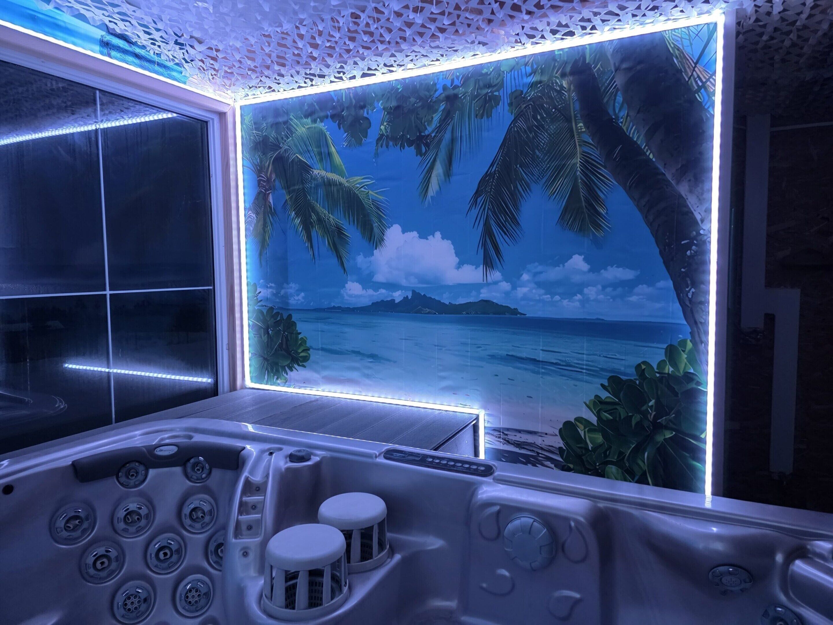 Tinaco con vistas tropicales, un panel de control y un techo con diseño geométrico.