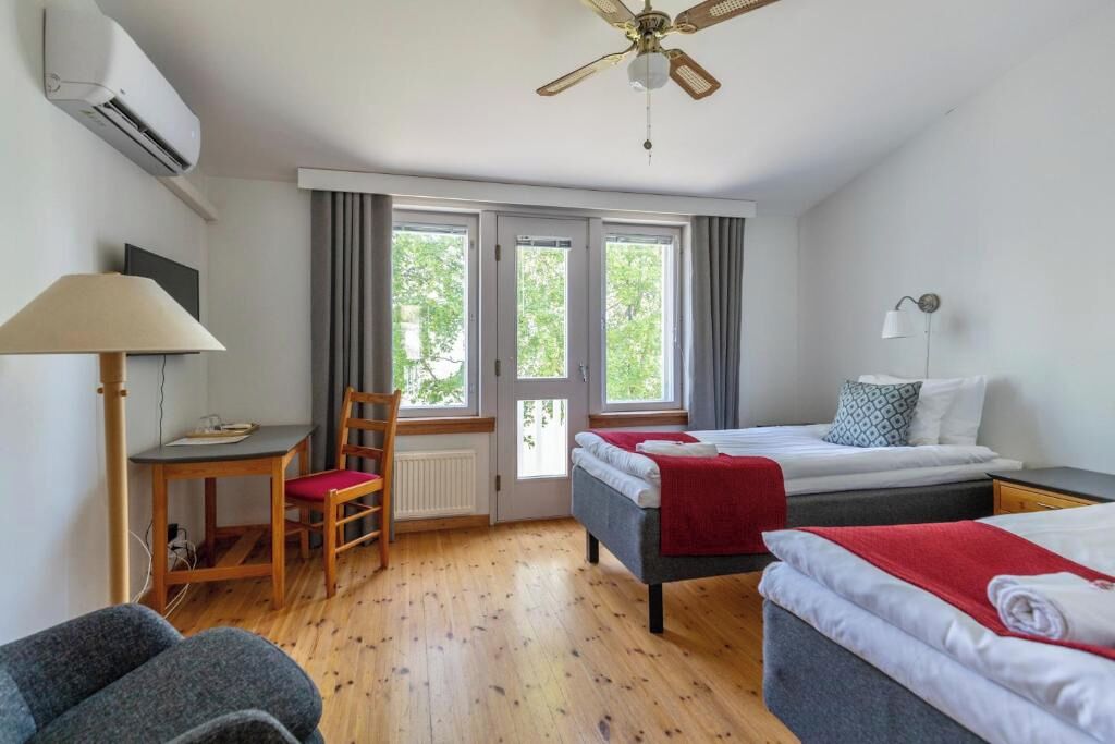 Iron/ironing board, free WiFi, bed sheets