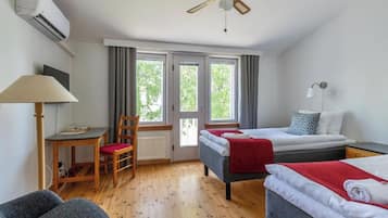 Iron/ironing board, free WiFi, bed sheets