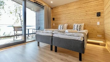 Tabla de planchar con plancha, wifi gratis y ropa de cama