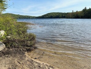Beach - Cozy 3-bedroom waterfront cabin with AC in charming Bridgton; dog friendly (Bridgton)