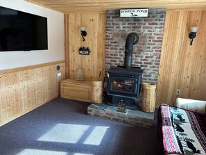 Room - Cozy 3-bedroom waterfront cabin with AC in charming Bridgton; dog friendly (Bridgton)