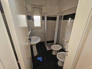 Doccia, asciugacapelli, bidet, asciugamani