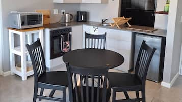 Apartemen, 2 kamar tidur, patio | Interior