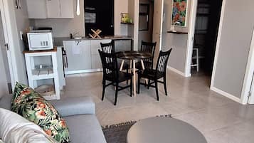 Apartamento, 2 quartos, varanda | Área de estar