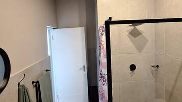 Apartemen, 2 kamar tidur, patio | Kamar mandi