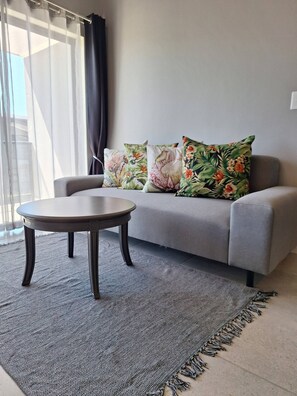 Apartment, 2 Bedrooms, Patio | Ruang tamu