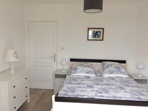 5 bedrooms, iron/ironing board, WiFi, bed sheets