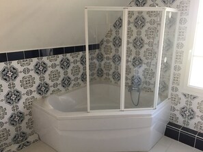 Secador de pelo, toallas y papel higiénico