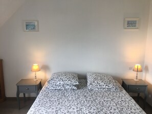 5 bedrooms, iron/ironing board, WiFi, bed sheets