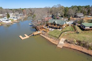 A lakeside cabin with a dock, surrounded by trees and other cabins. - Lakefront house in Lexington:Fishing,Boating & BBQ (Lexington)