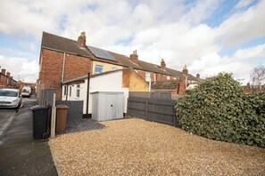 Property grounds - Corner House, close to Lincoln City Centre (Lincoln)