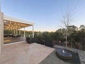 Outdoor dining - Hygge House (Santa Fe)