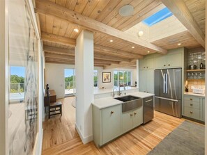 Fridge, microwave, oven, stovetop - Hygge House (Santa Fe)
