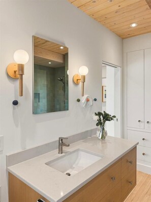 Shower, hair dryer, bidet - Hygge House (Santa Fe)
