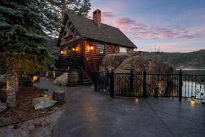 Property grounds - Lakefront Cottage w/ Hot Tub | Iconic Boulder Bay Retreat (Big Bear Lake)