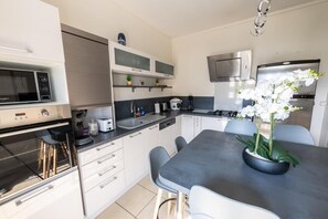 Frigorifero, microonde, forno, piano cottura