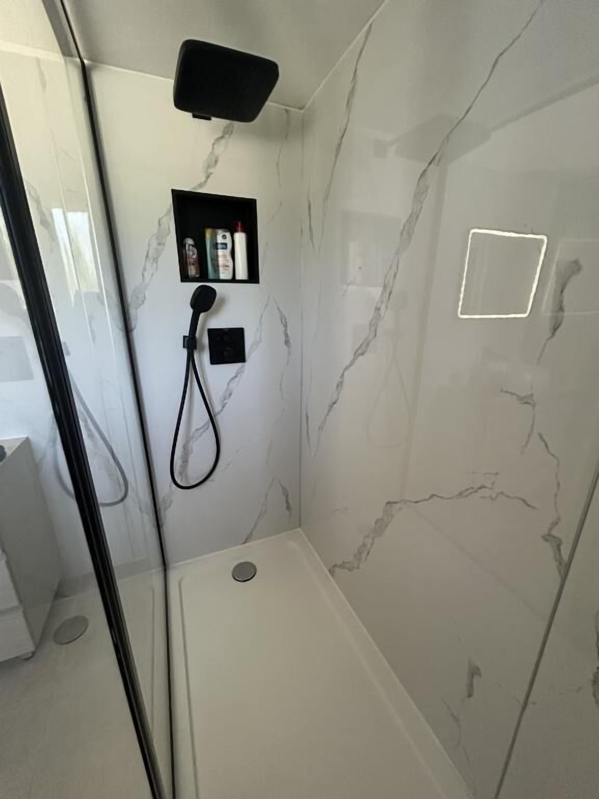 Douche, sèche-cheveux, serviettes fournies