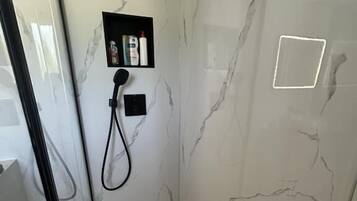Douche, sèche-cheveux, serviettes fournies