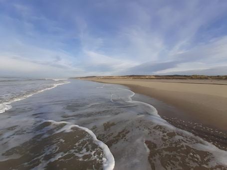Beach nearby. Oscar Wilde Residence, Close to the Sea