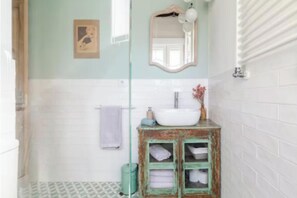 Hair dryer, towels, soap, shampoo - Exclusive Renovated Penthouse in La Latina–Walk to Plaza Mayor & Puerta del Sol (Madrid)
