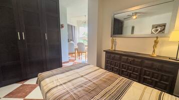 1 slaapkamer, een strijkplank/strijkijzer, wifi, beddengoed