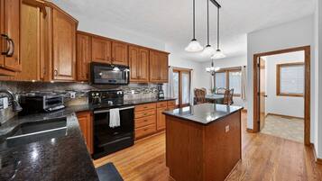 House, 3 Bedrooms | Private kitchen