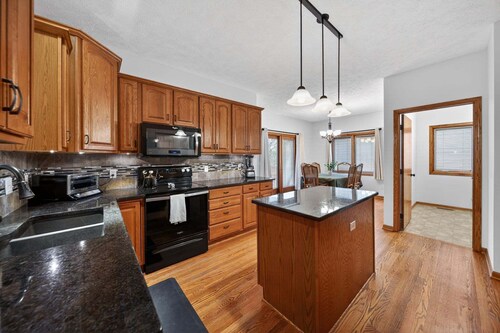 Quiet Lincoln Gem 3 King Brs Garage 3 Bedroom Home