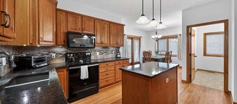 Quiet Lincoln Gem 3 King Brs Garage 3 Bedroom Home