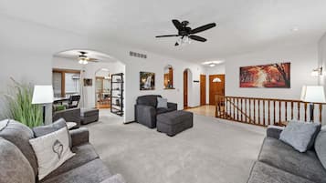 House, 3 Bedrooms | Ruang tamu