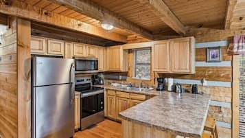 House, 2 Bedrooms | Private kitchen