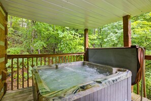 House, 2 Bedrooms | Outdoor spa tub - Black Bear Hideaway 2 Bedroom Home (Sevierville)