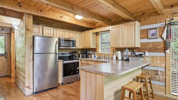 Cabin, 2 Bedrooms | Private kitchen | Fridge, oven, coffee/tea maker, toaster