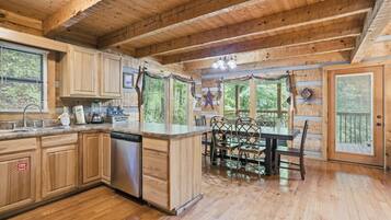 Cabin, 2 Bedrooms | Private kitchen