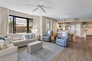 Smart TV - 0105W-3 bedroom unit located on the 1st floor (Orange Beach)